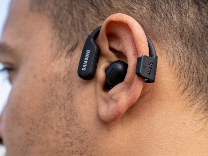 Появились живые фото Galaxy Buds On с клипсой для уха AndroidMag