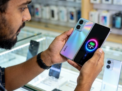 Infinix Hot 70 Pro: мини-дисплей на спинке, батарея на 6000 мАч и ставка на долгую жизнь