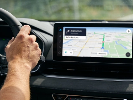 Google Maps готовит новые карточки мест для Android Auto: фото и описания от ИИ прямо на экране